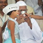 Hazare-ends-his-fast-over-Lokpal-issue