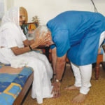 Narendra Modi (R)seeks blessings from his mother