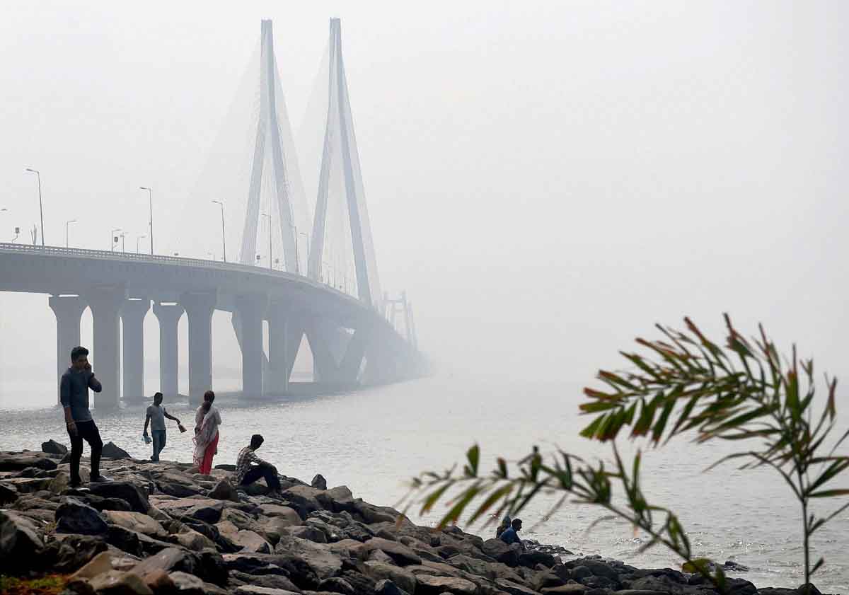 Mumbai A view of the iconic BandraWorli Sea Link engulfed by smog, in