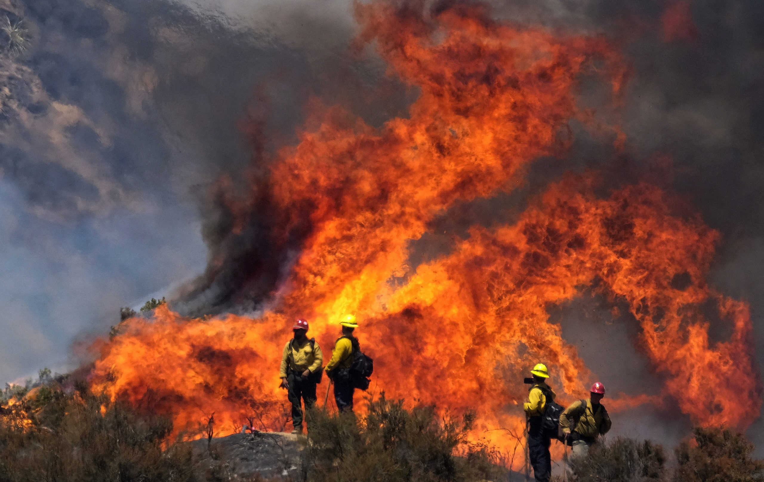 Fire many. Пламенеющая Калифорния пожары. Пожар узкая фото. Incendio. В Калифорнии используют заключенных для борьбы с пожарами