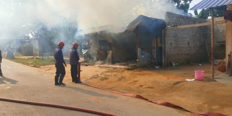 Angry mob burns down GSU office at Ampati over harassment to traders