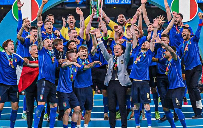 Italy Players Celebrate With The Trophy After Defeating England 3-2 Via ...