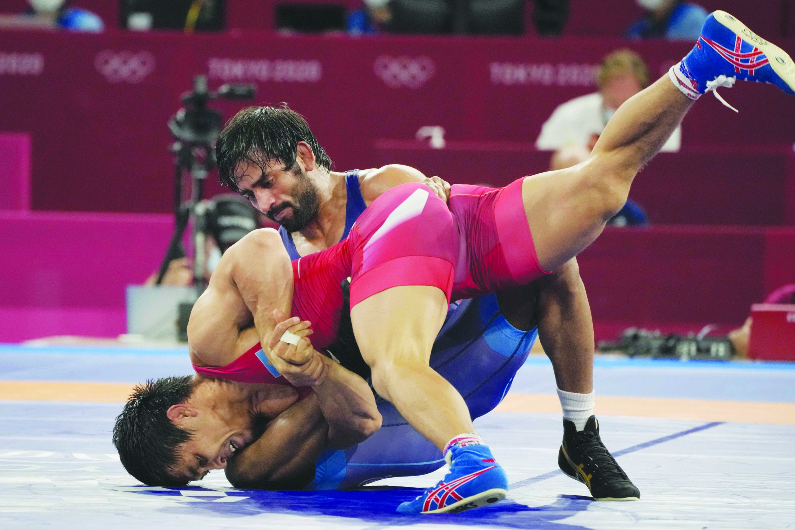 Борьба индия. Индия спорт борьба. Indian Wrestling. Wrestling Match. Индейцы борцы.