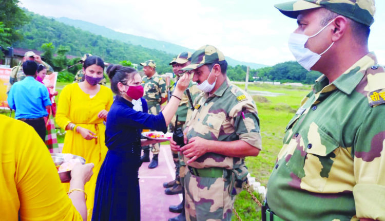 Women And Girls Tie Rakhi To Bsf Personnel At The Indo Bangla Border The Shillong Times