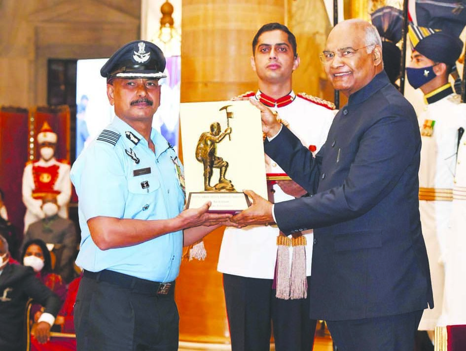 President confers Tenzing Norgay Natl Adventure Award upon IAF officer ...