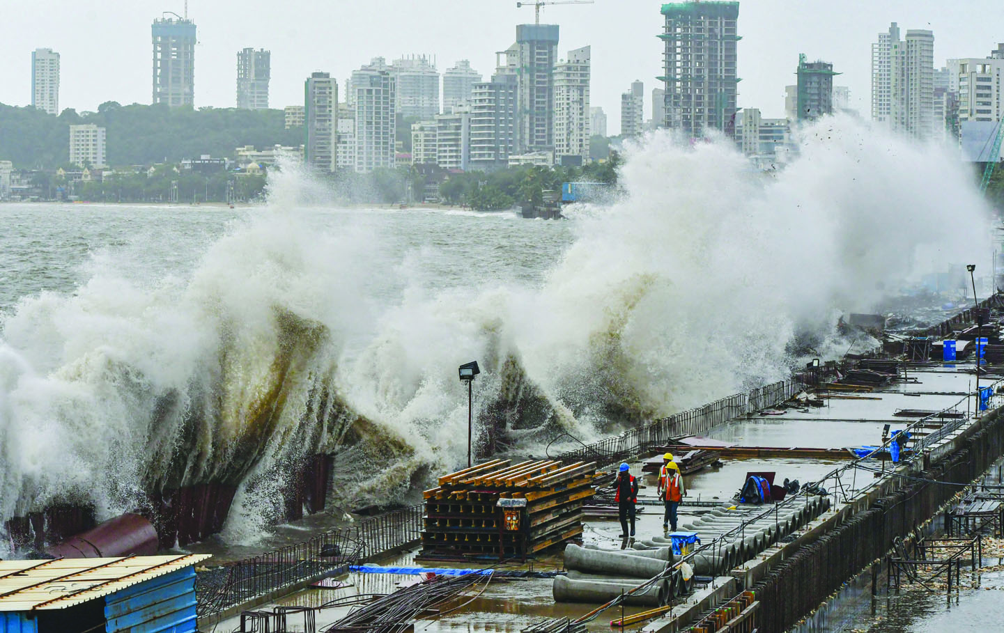 Морская плотина. Mumbai Coastal Road. Исапнацы митопили в море платину.