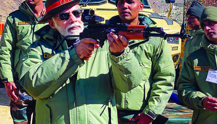 Prime Minister Narendra Modi Inspects A Rifle, In Kargil. - The ...