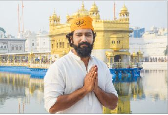 Actor Vicky Kaushal offers prayers at the Golden Temple ahead of his ...