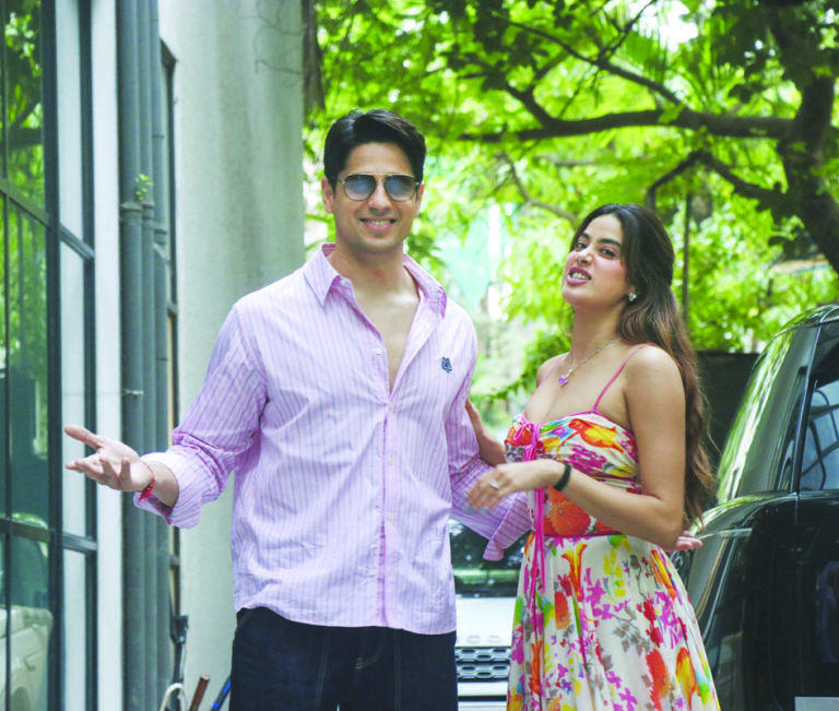 Sidharth Malhotra, Janhvi seek blessings at Gurdwara Bangla Sahib